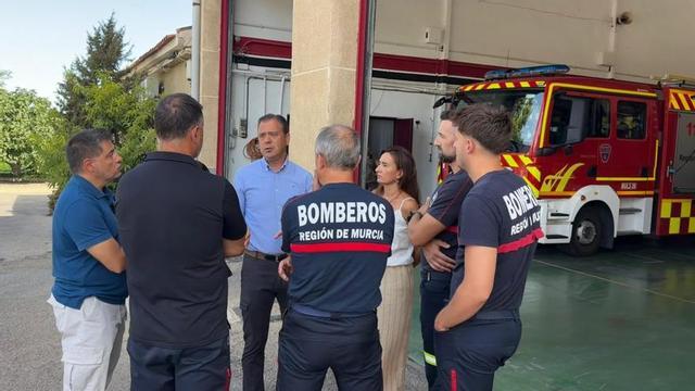 Marcos Ortuño, acompañado porMaría Caballero y  Carmelo Cabañero, en el parque de bomberos de Yecla.
