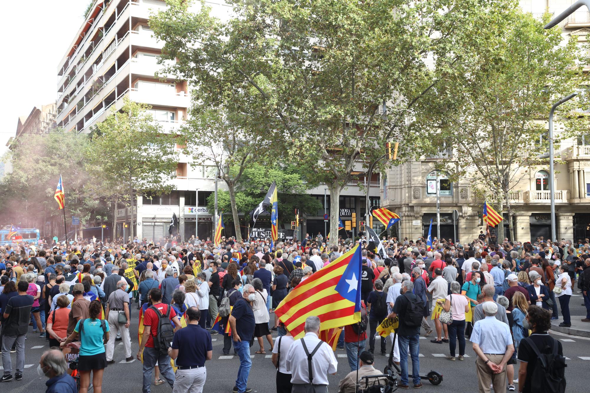 Protesta frente a la embajada de Italia en Barcelona por la detención de Puigdemont
