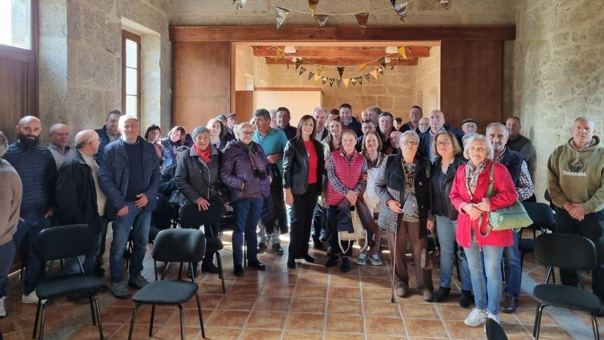 Reunión, en 2024, de la directora xeral da Axencia Galega de Desenvolvemento Rural, Paz Rodríguez, con los dueños de terrenos de las tres parcelarias.