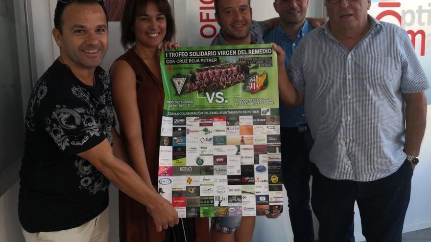 Los organizadores con el cartel del evento.