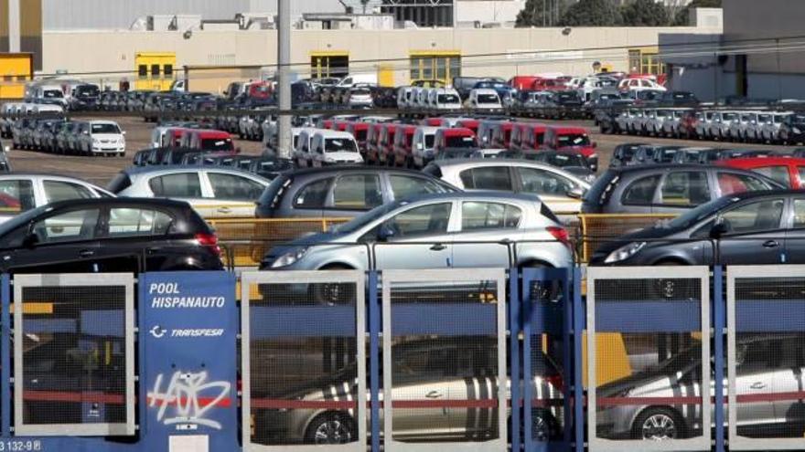 Tren de transporte de vehículos a su paso por la factoría de Opel en Figueruelas (Zaragoza).