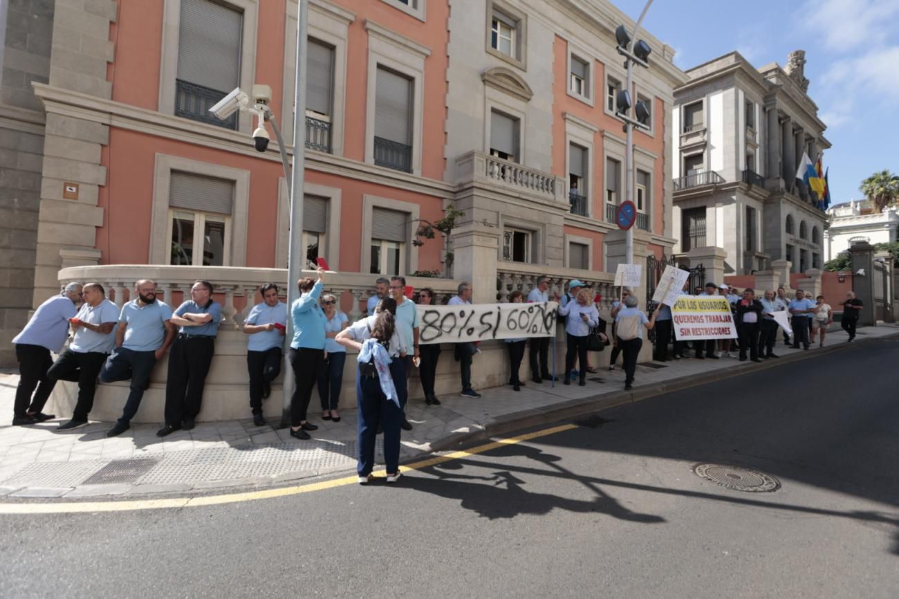 Concentración de taxistas por la Mesa del Taxi