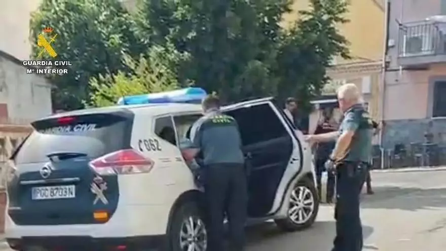 Vídeo | La Guardia Civil y Cruz Roja ayudan en la evacuación de Casas de Millán y Grimaldo