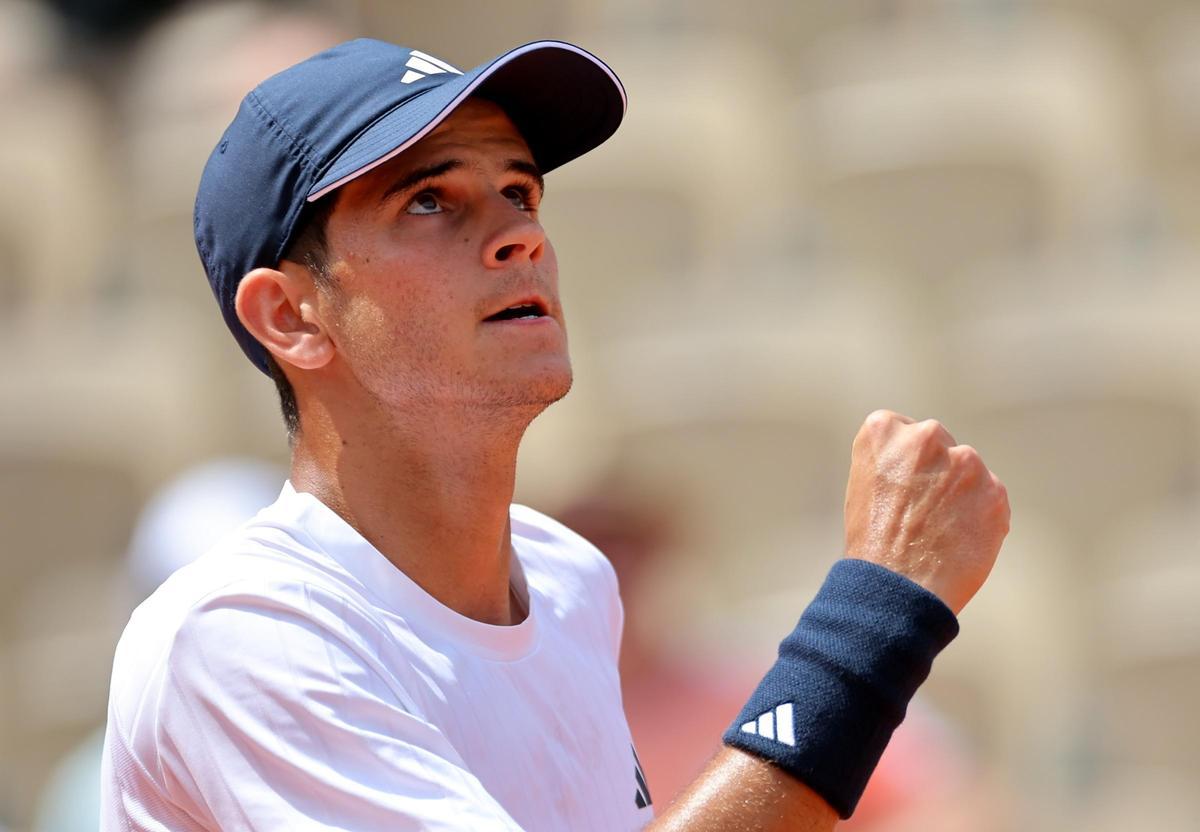 Rafa Jódar celebra un punto ante el estadounidense Alex Michelsen en Roland Garros.
