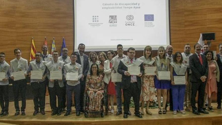 Instante de la graduación de ayer de la Cátedra de Discapacidad y Empleabilidad, que se celebró en el edificio Rectorado y Consejo Social del campus de Elche de la UMH.