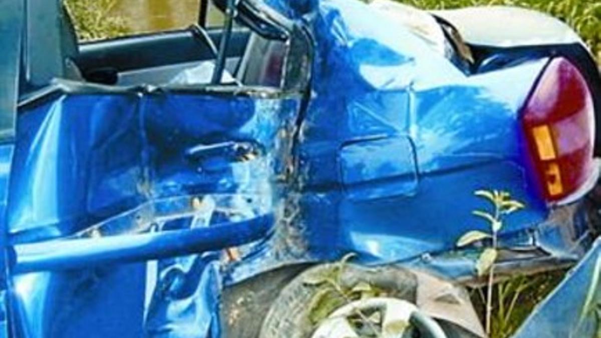 Imágenes tomadas de un vídeo del Gobierno cubano sobre el estado en el que quedó el coche que conducía Carromero y en el que murió Payá.
