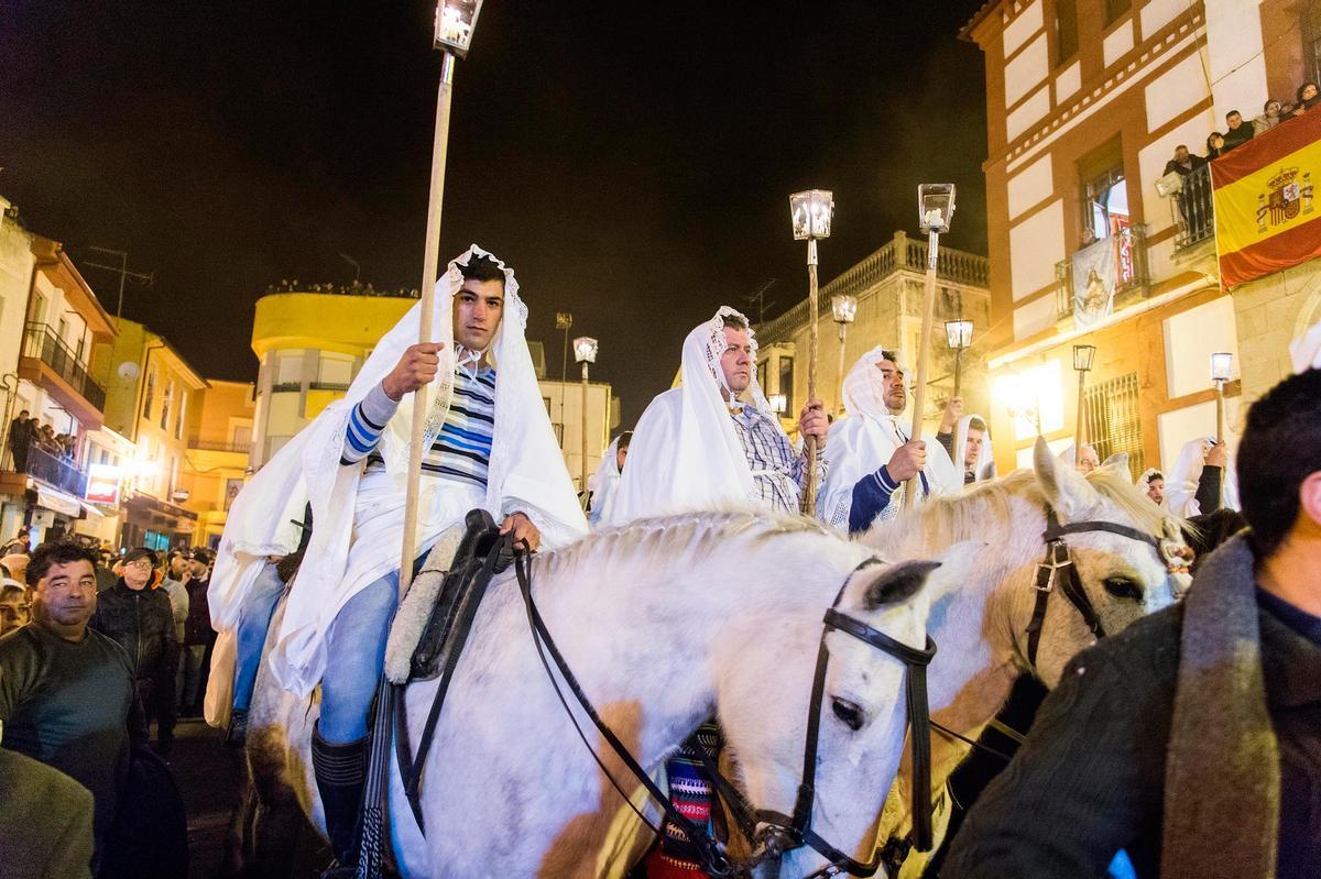 Imagen de la fiesta de La Encamisá de Torrejoncillo.