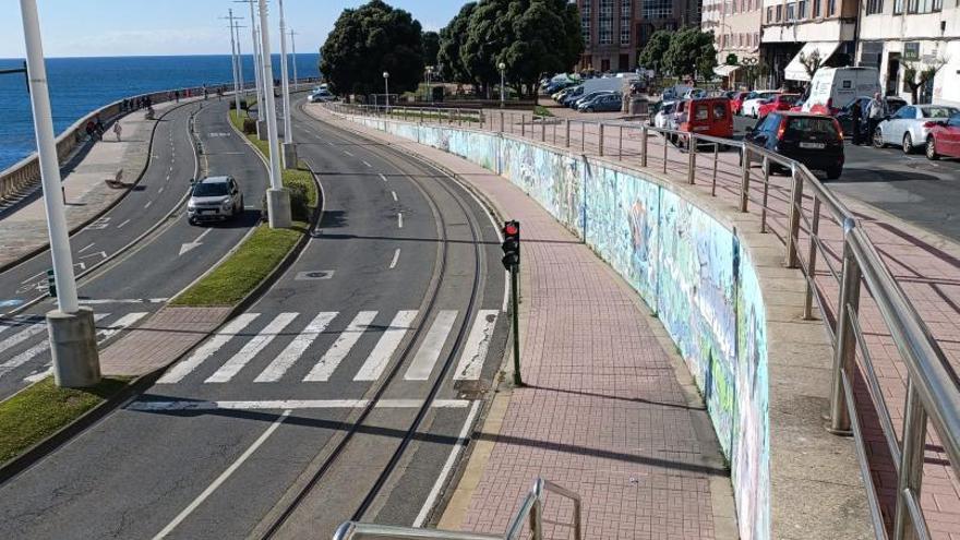 Tramo del paseo marítimo, ayer, con los raíles del tranvía. |   // C. PARDELLAS