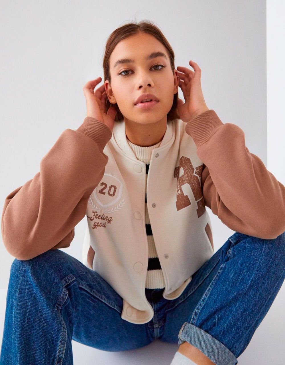Modelo con bomber de Bershka