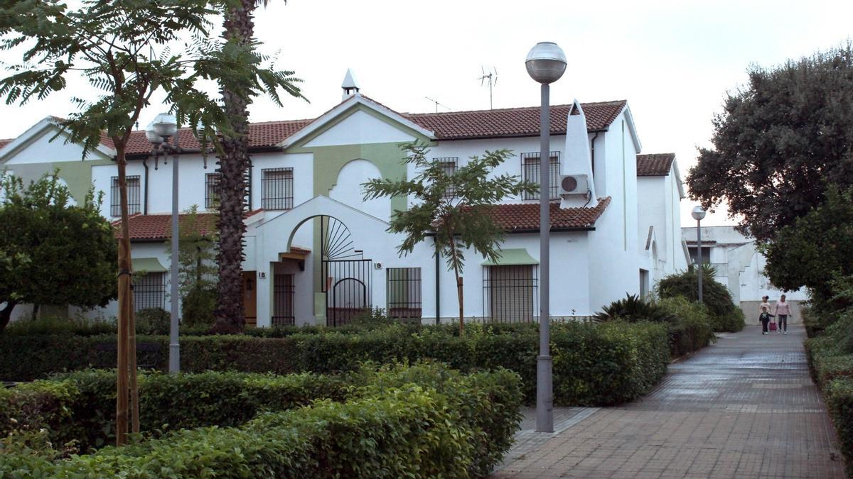 Luminarias ubicadas en una zona residencial en Lucena.