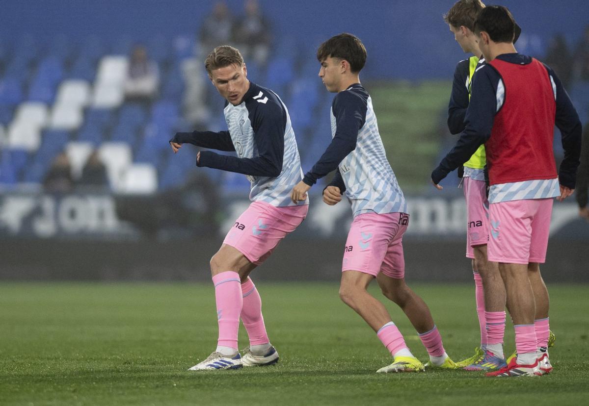 Starfelt y Javi Rodríguez, junto a otros compañeros, antes de iniciarse el duelo en Getafe.