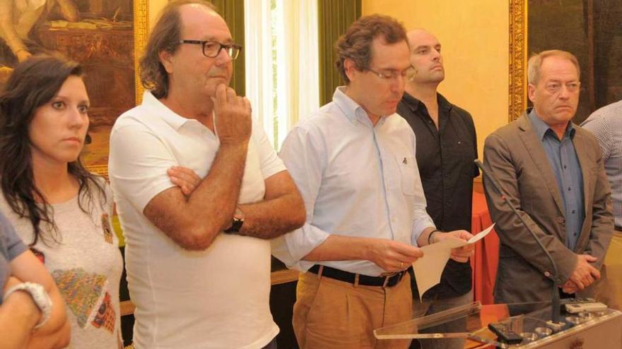 Fernando Couto, flanqueado por ediles de los partidos de la izquierda (PSOE, XSP e IU), durante la lectura de una declaración institucional en el salón de recepciones del Ayuntamiento.