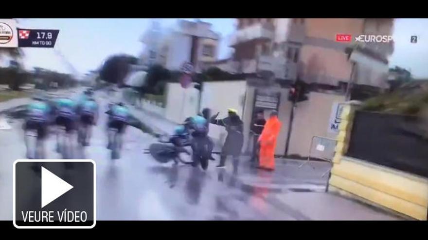 Un vianant provoca un accident a la Tirreno-Adriatico