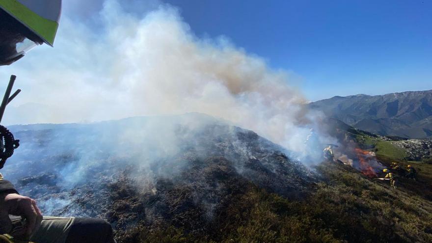 La brigada de Ruente apaga el incendio de Tielve.