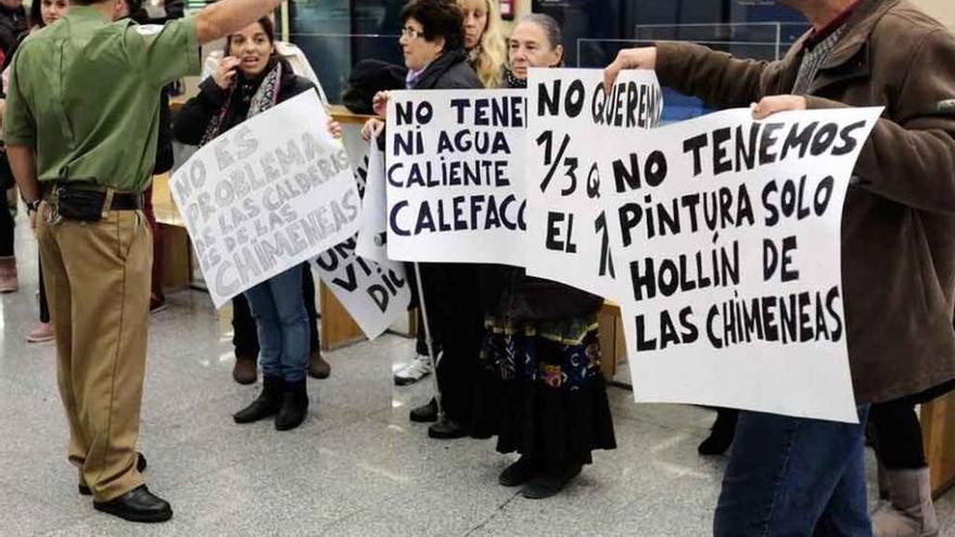 Vecinos de las viviendas del matadero ocupan la Junta.