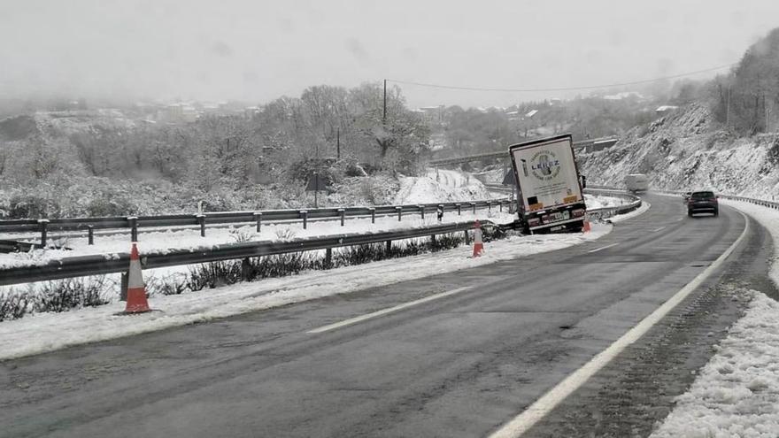 La nieve congela Galicia y corta el tráfico en la A-6 y A-52