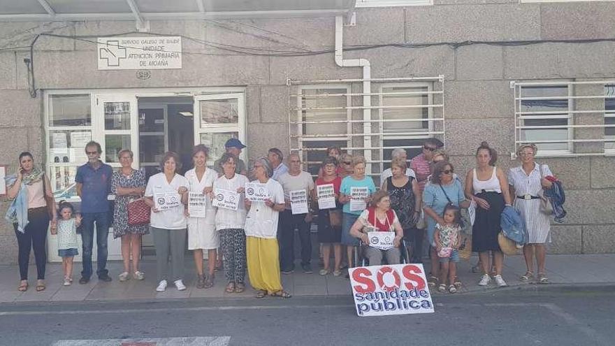 Un momento de la protesta de ayer ante el centro de salud de Moaña. // Santos Álvarez