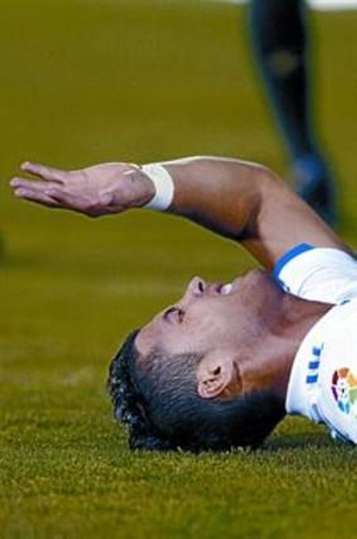 Ronaldo, estès a la gespa, després de patir un cop, diumenge. Ronaldo, estès a la gespa, després de patir un cop, diumenge.