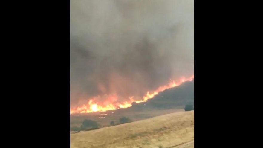 Una ladera en llamas ante el rápido avance del fuego