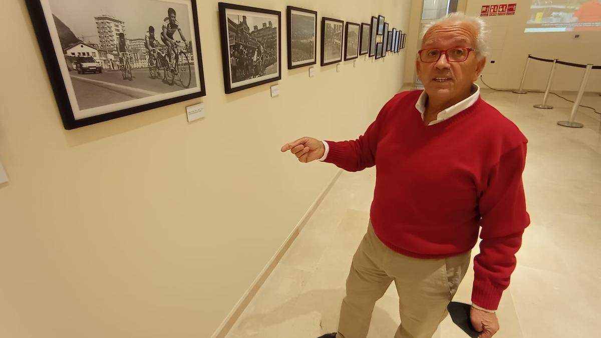 Santiago García, en la exposición de Lugones