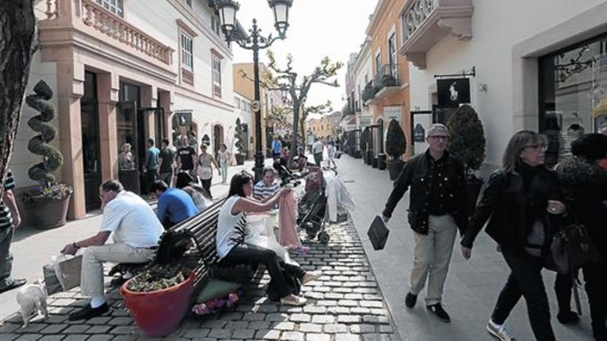 Clientes de La Roca Village pasean por el centro comercial, el pasado lunes.