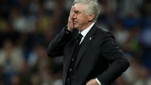 Carlo Ancelotti se lamenta ayer en el Bernabéu de la derrota de su equipo, el Real Madrid.