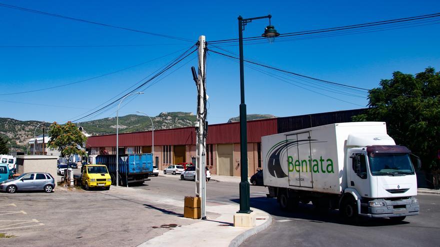 Alcoy repara el tramo urbano de la carretera de la Font Roja y parte del polígono de La Beniata