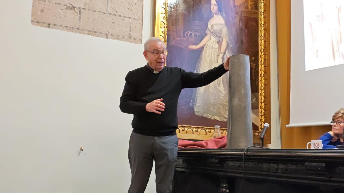 El párroco de Santa Catalina, este viernes, en el MUMA.