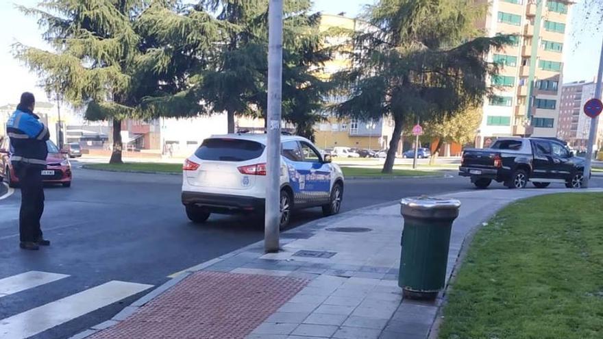 Un coche de la Policía Local en Oviedo.