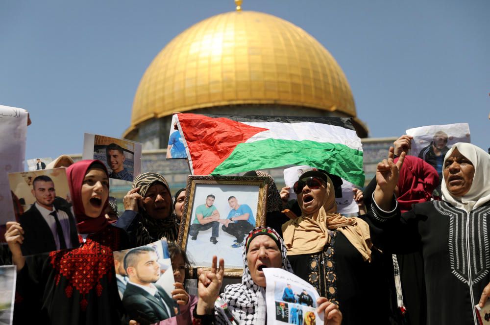 Manifestantes palestinos protestan frente a la Cúpula de la Roca, en la Ciudad Vieja de Jerusalén.