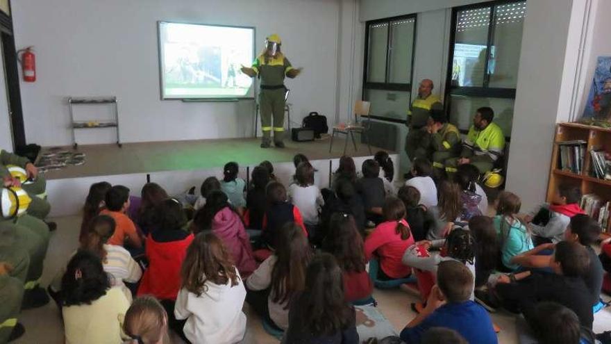 Charla ofrecida por los alumnos de prevención de incendios del Obradoiro a escolares de Cangas. // G.N.