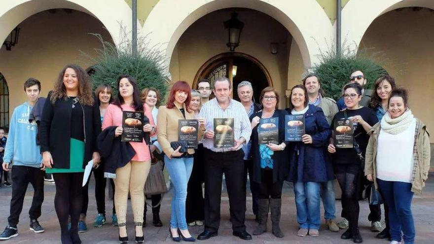 Los hosteleros distinguidos, con sus diplomas, junto a otros participantes en el concurso.