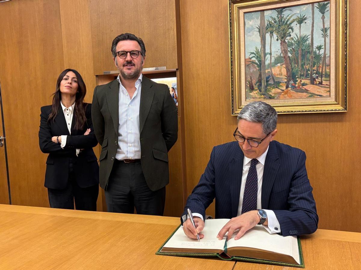 El director de la EUIPO firmó en el Libro de Honor de Elche