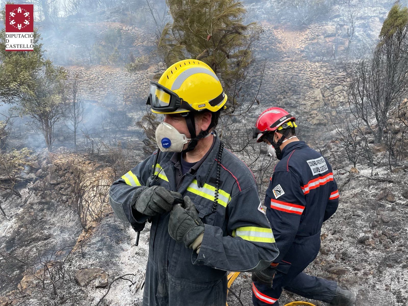 Efectivos aéreos y medios terrestres tratan de sofocar un incendio en la Serra d'en Galceran