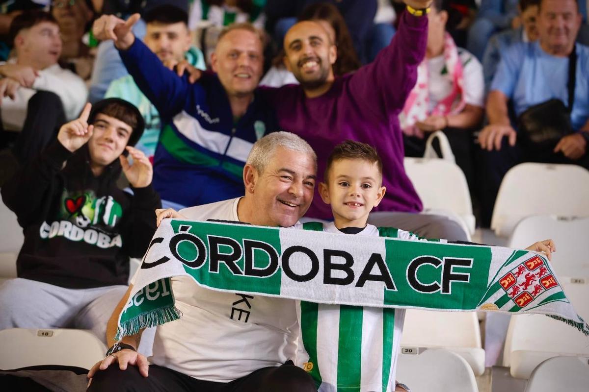 Córdoba CF-Cartagena | Las imágenes de la afición blanquiverde en El Arcángel