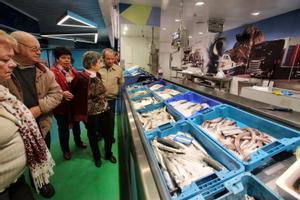 Clientes en una pescadería.