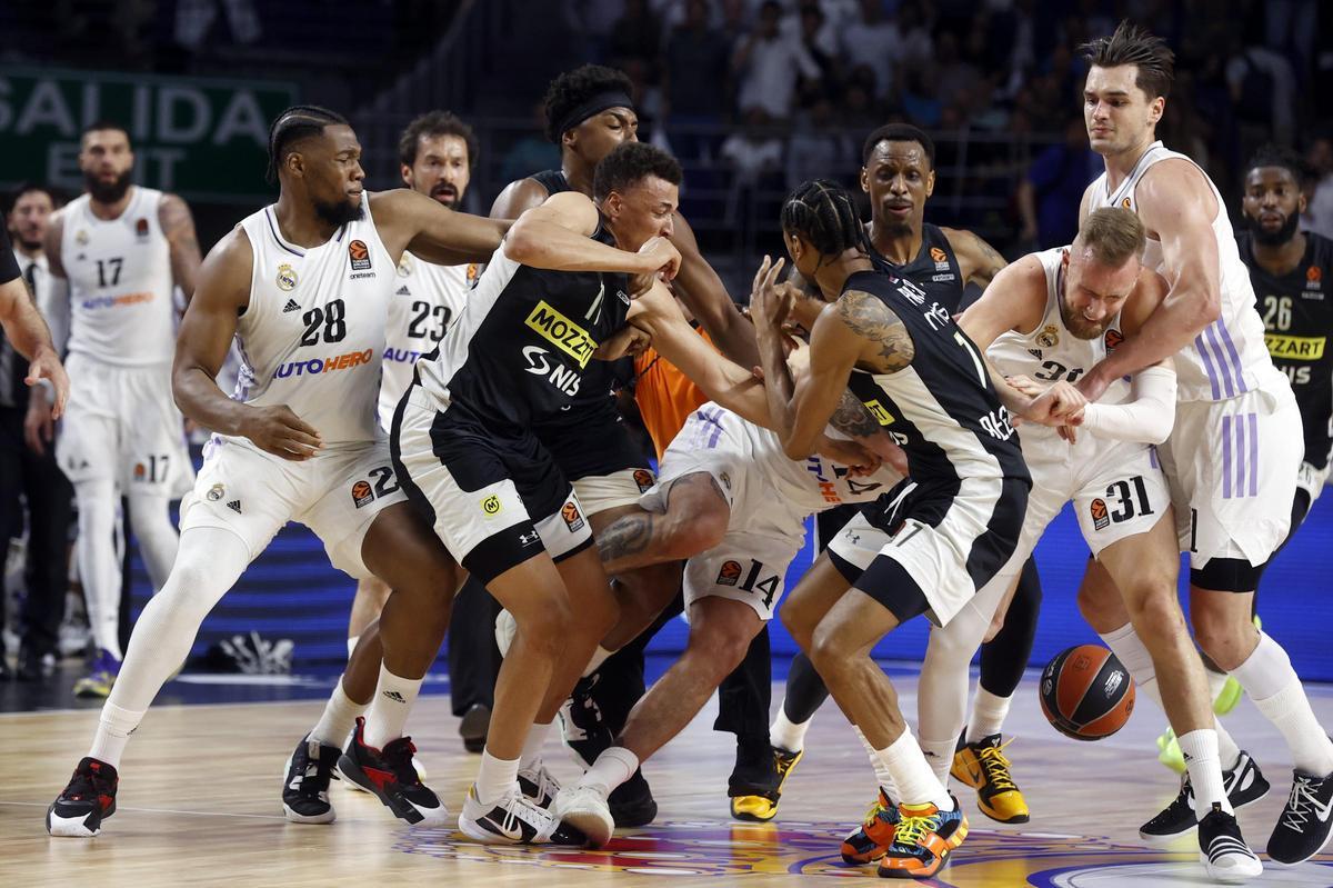 MADRID, 27/04/2023.- Los jugadores del Partizán se pegan con los jugadores del Real Madrid, durante el segundo partido de los cuartos de final de la EuroLiga que Real Madrid y Partizán Belgrado disputan este jueves en el Wizink Center, en Madrid. EFE/Juan Carlos Hidalgo MADRID, 27/04/2023.- Los jugadores del Partizán se pegan con los jugadores del Real Madrid, durante el segundo partido de los cuartos de final de la EuroLiga que Real Madrid y Partizán Belgrado disputan este jueves en el Wizink Center, en Madrid. EFE/Juan Carlos Hidalgo