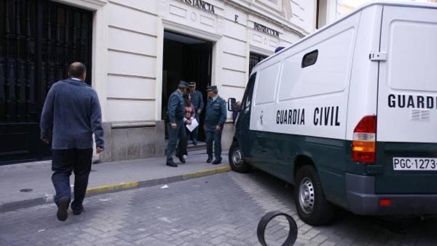 La Guardia Civil traslada a un detenido para su ingreso en prisión.