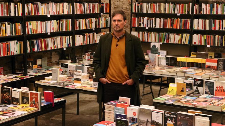 Joan Jordi Miralles, envoltat de llibres a la llibreria Calders
