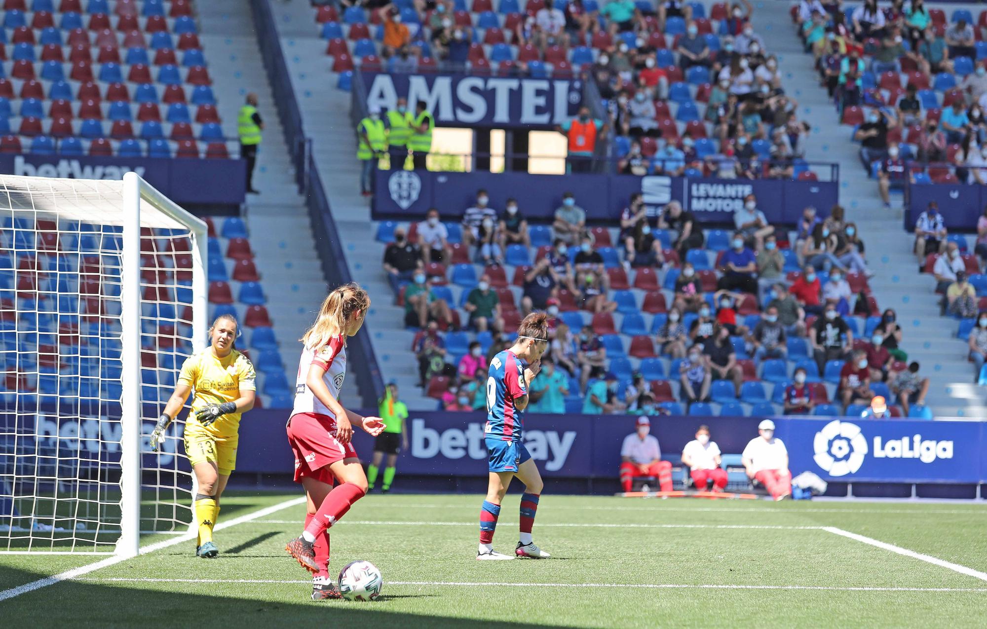 Las imágenes de la vuelta del público al Ciutat de València