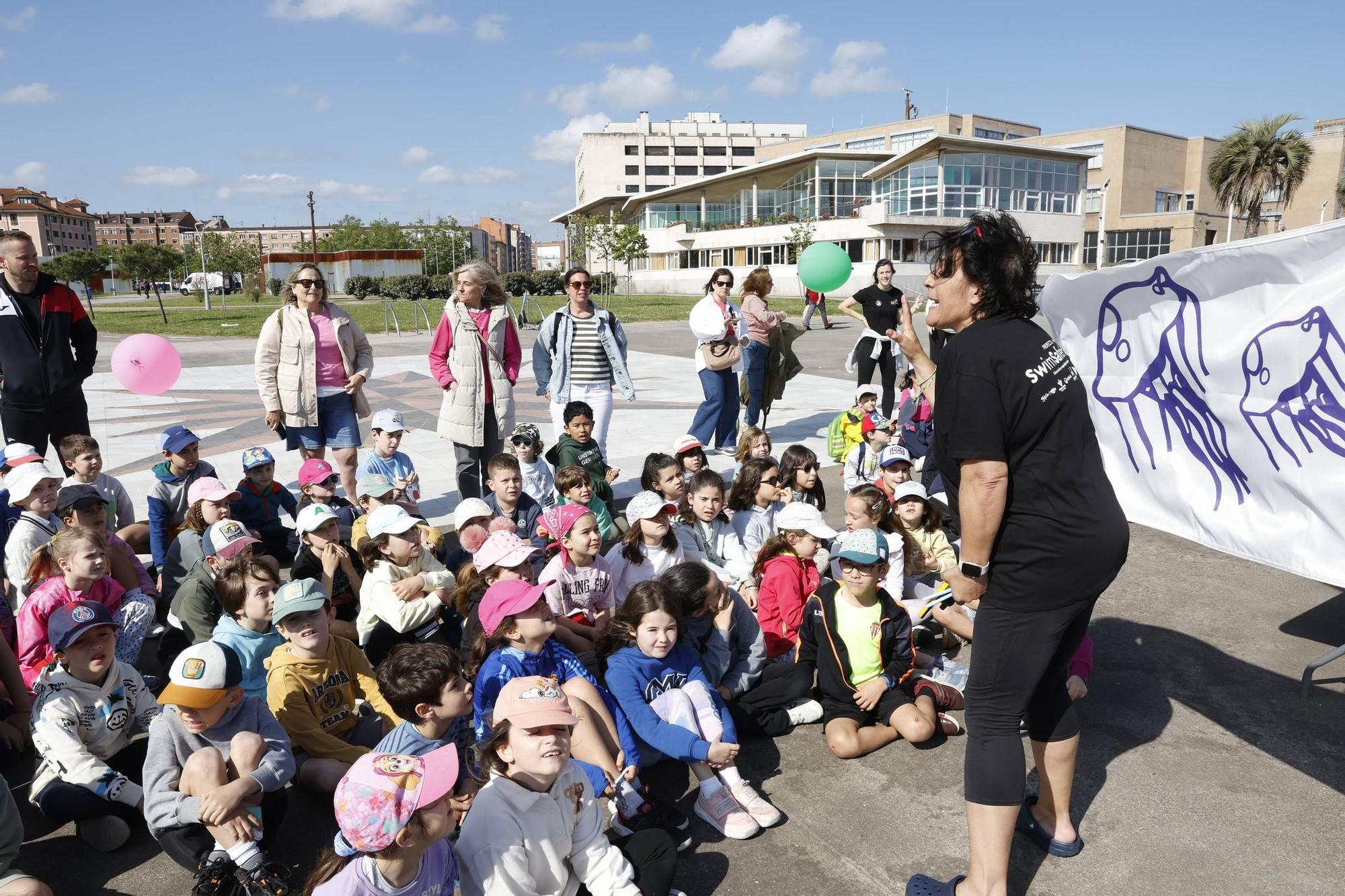 Así disfrutaron en el Arbeyal mil escolares de Gijón en el broche del proyecto "SwimSafe" del Santa Olaya (en imágenes)
