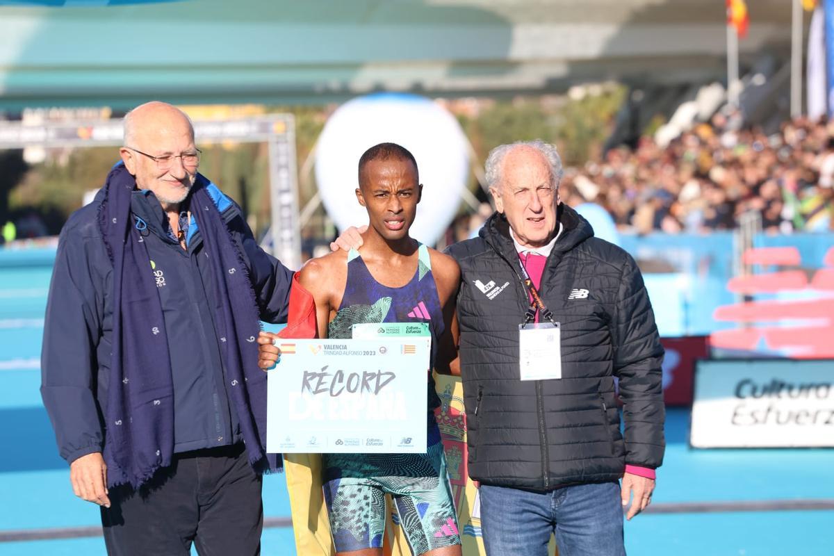 Juan Roig y Paco Borao, en 2023, cuando se anunció el premio del millón de euros