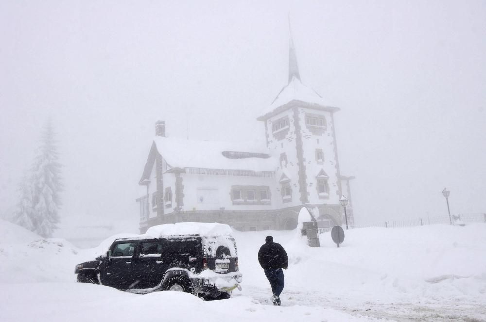 Temporal de nieve, este martes, en el puerto de Pajares