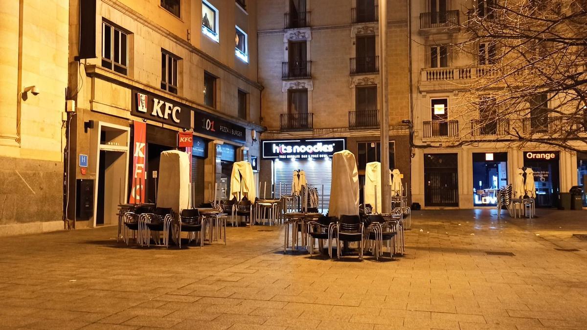 Establecimientos de hostelería cerrados a medianoche en la plaza España de Zaragoza, ayer