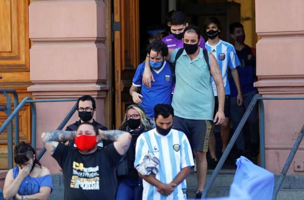 Argentina plora a Maradona en una vetlla multitudinària