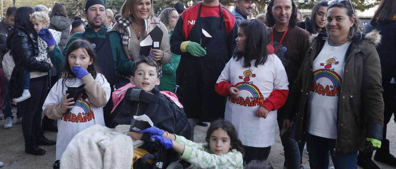 El magosto reunió ayer a niños y mayores para disfrutar de las castañas y los juegos.   | // RICARDO GROBAS