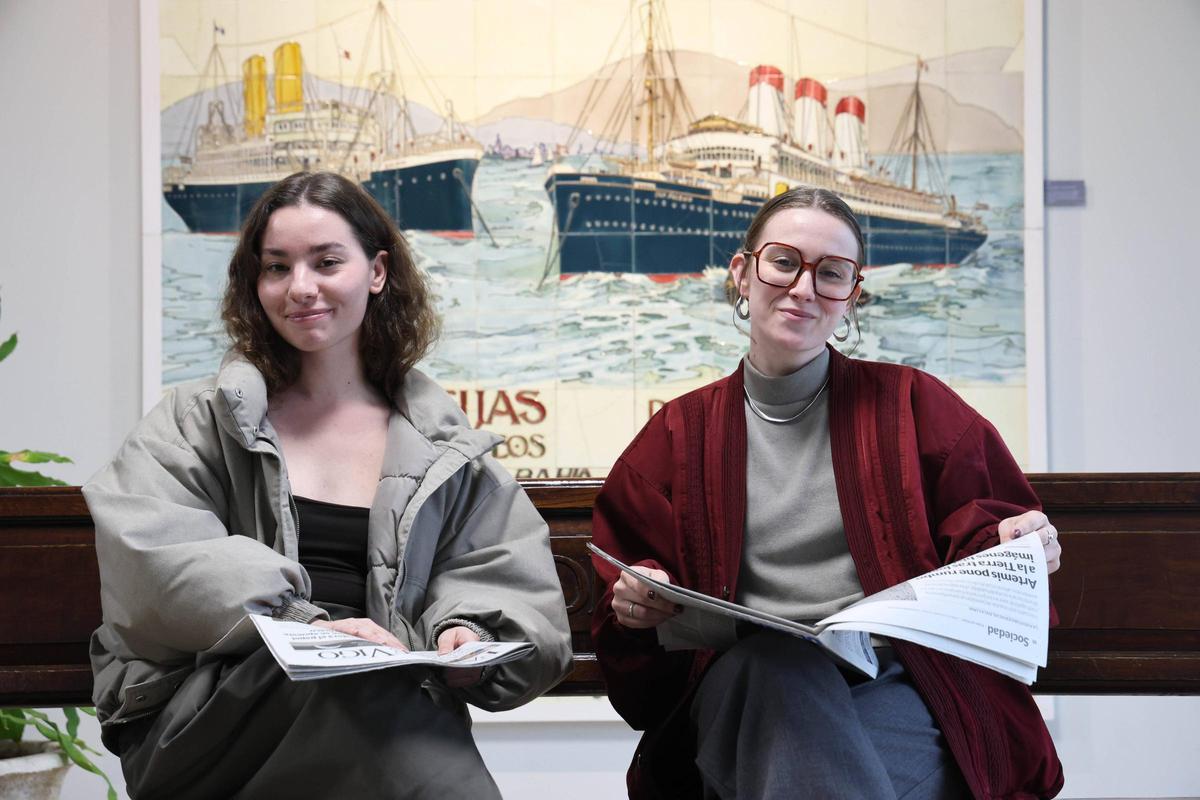 Sara e María, ante un mosaico da colección histórica de FARO na sede de Chapela.