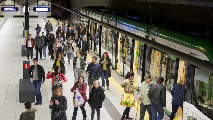 Pasajeros en el metro de Málaga