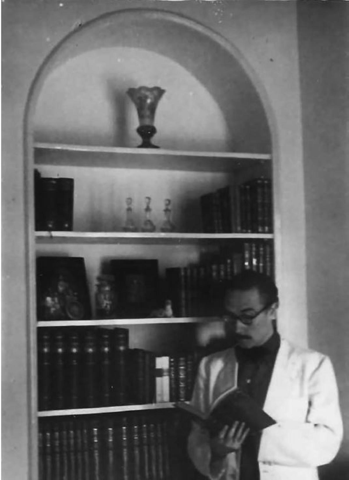 Juan Gil-Albert, en su biblioteca en 1949.