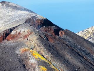 La lava del volcán de La Palma sigue candente un mes después del apagón